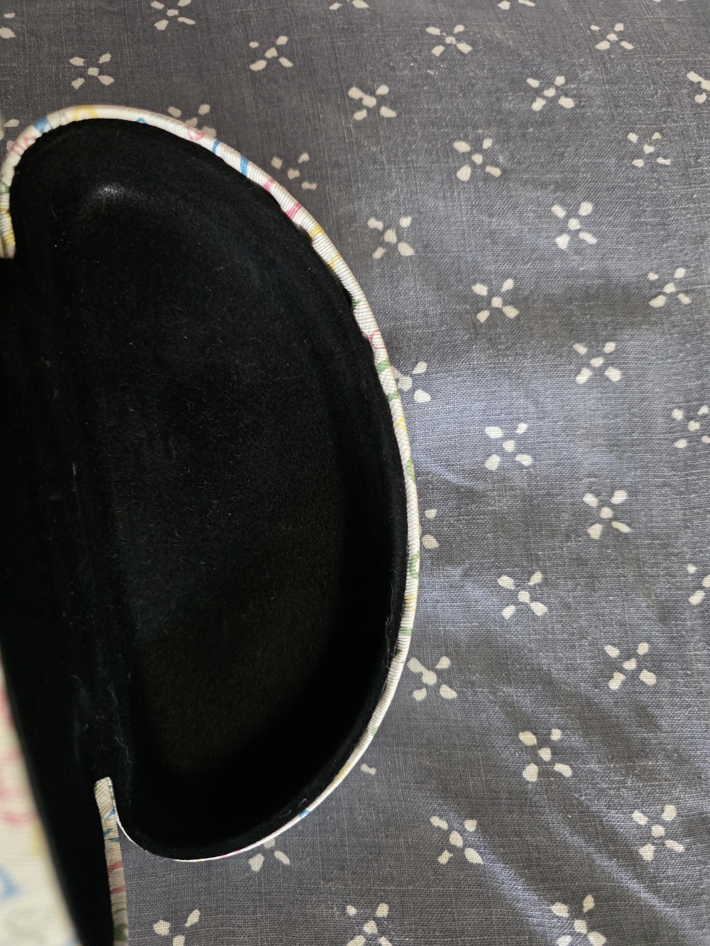 GUESS Logo Pattern Sunglasses Case - Picture 4 of 7